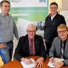 Haßfurts Bürgermeister Günther Werner (vorne links) und Wolfgang Neumann (vorne rechts) von der Telekom, unterzeichneten den Breitbandausbauvertrag. Mit im Bild: Haßfurts Breitbandpate Stephan Schneider (hinten links) sowie Klaus Markert von der Telekom.