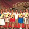 Gastgeschenke beim 30. Südtiroler Weinfest in Esselbach: Spielmannszugvorsitzender Manuel Heim (links), zweiter von rechts Kellereiobmann Andreas Kofler, rechts: Stellvertretender Vorsitzender Uli Heim. Dazwischen die „Südtiroler Spitzbuam“ und die Mädchen, die ihnen die Magnumflaschen überreichten.