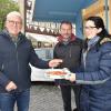 Traditonell kauft Bürgermeister Bruno Altrichter das erste Los. Mit im Bild sind Peter Dietz und Theresia Griebel vom Förderverein des Stadtmarketings NES. Traditonell kauft Bürgermeister Bruno Altrichter das erste Los. Mit im Bild sind Peter Dietz und Theresia Griebel vom Förderverein des Stadtmarketings NES.