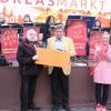 Eine Ära ist vorbei: Nach 50 Jahren übergab Josef Forstner beim Andreasmarkt die Aufgabe als Marktmeister in jüngere Hände. Edgar Fella aus Hammelburg hatte überbrachte stellvertretend für die Marktleute einen Präsentkorb und vor allem eine von 40 Händlern unterschriebene große Dankeskarte. Im Bild (von links): Vorsitzender Gewerbeverein Martin Krause, Josef Forstner, Edgar Fella, Susanne Keller von der Stadtmarketing GmbH und Bürgermeister Paul Kruck. Eine Ära ist vorbei: Nach 50 Jahren übergab Josef Forstner beim Andreasmarkt die Aufgabe als Marktmeister in jüngere Hände. Edgar Fella aus Hammelburg hatte überbrachte stellvertretend für die Marktleute einen Präsentkorb und vor allem eine von 40 Händlern unterschriebene große Dankeskarte. Im Bild (von links): Vorsitzender Gewerbeverein Martin Krause, Josef Forstner, Edgar Fella, Susanne Keller von der Stadtmarketing GmbH und Bürgermeister Paul Kruck.