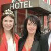 Vor dem Hotel Amberger: Inhaberin Claudia Amberger-Berkmann, die Fränkische Weinkönigin Carolin Meyer und Bürgermeister Adolf Bauer.