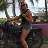 Mein Motorrad auf dem Weg zum Surfen. Handzeichen ist das typische Shaka-Zeichen für Surfer.