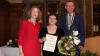Der Kulturpreis der Stadt Kitzingen geht in diesem Jahr an Gabriele Brunsch, Inhaberin des Papiertheaters. Im Bild von links: Laudatorin Liane Thau, Gabriele Brunsch, Oberbürgermeister Siegfried Müller.