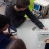 Schüler lernen beim Experimentieren mit einem Ultraschallgerät dessen Funktionsweise kennen.