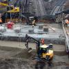 Am Montag wurde der Bahndamm errichtet. Anschließend wurde bei den Schienen die Lücke geschlossen. Am Montag wurde der Bahndamm errichtet. Anschließend wurde bei den Schienen die Lücke geschlossen.