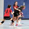 Martina Schrameyer (rechts) konnte sich immer wieder aus der Umklammerung lösen und war mit 18 Treffern die beste Torschützin des VfL Sportfreunde Bad Neustadt im Spiel gegen Estenfeld.