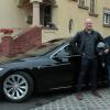 Alexander Goldberg (links) vor seinem Tesla zusammen mit Sponsor Sebastian Inderwies.