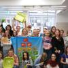 Ulrike Jaques mit Begleitung von der AOK (links im Bild), die Klasse R7d sowie die Fachlehrerinnen für Haushalt und Ernährung Gudrun Nun-Arweiler und Antonia Versl-Machbert (rechts im Bild).
