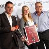 Drei Generationen freuen sich über den 2. Platz beim 33. Deutschen Rotweinpreis in der Kategorie "Unterschätzte Sorten" mit ihrem 2016er Markelsheimer Probstberg, Tauberschwarz Réserve, (von links) Jürgen Hofmann, Tochter Sophie und Vater Alois.