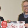 Stellen die Adventstombola der Werbegemeinschaft Marktheidenfeld vor (von links): Vorsitzende Geraldine Barrois und dritter Vorsitzender sowie Organisator Thorsten Peter.