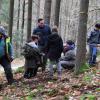 24 Fünftklässler der Lohrer Mittelschule halfen am Donnerstag beim Pflanzen von Buchenwildlingen in einer Fichtenmonokultur des Stadtwaldes; sie waren mit großem Eifer bei der Sache, worüber sich auch Bürgermeister Mario Paul (Mitte) freute.