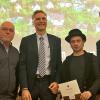Der Sieger Tom Burdyl (zweiter von rechts) zusammen mit (von rechts nach links ): Oberbürgermeister Christian Schuchardt, Stephan Schulze (Inhaber des Baumhaushotels Seemühle) und Umweltreferent Wolfgang Kleiner bei der Preisverleihung.
