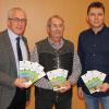 Einen neuen Flyer mit Wanderwegen und Sehenswürdigkeiten in und um Ermershausen, an dem unter anderem Horst Fischer vom Haßbergverein Ermershausen (Mitte) und Dritter Bürgermeister Matthias Keßler mitgewirkt hatten, stellte Bürgermeister Günter Pfeiffer in der Bürgerversammlung im Sportheim vor.