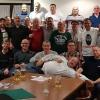 Unter dem Motto „Die Jugend des HSV – eine Erfolgsgeschichte in Schwarz-Grün“ feierten zahlreiche Fußballbegeisterte ein fröhliches Wiedersehen im Rahmen des 100-jährigen Jubiläums des SV Hofheim. Dies ist einer Pressemitteilung zu entnehmen. 35 Jahre nach der ersten Meistersaison der Jugend, trafen sich 28 ehemalige Spieler, sowie Vorstände, Trainer und Betreuer der Jahre 1984 bis 1991, darunter auch die Ehrenmitglieder Bernd Blatt und Herbert Hoffmann. Gemeinsam schwelgten die Gäste in Erinnerungen an ihre erfolgreiche Zeit. Dies wurde von Zeitungsartikeln, Bildern und Videos, die im Sportheim des HSV präsentiert wurden, begleitet. Organisiert wurde das Treffen von Alexander Häpp, Guido Pechtold und Andreas Scheuring. Letzterer berichtete stolz: „Wir waren damals die erste Jugendmannschaft, die es bis in die Bezirksliga schaffte und für vier Jahre dort spielte.“. Viele Ehemalige seien noch immer in Hofheim und Umgebung zu Hause, einige reisten aber auch aus Kitzingen und Nürnberg an. Vorstand Alexander Bergmann nutzte das Zusammenkommen, um einen Einblick in den aktuellen Stand des Vereins zu geben. Mit Otto Bayer, Klaus Zitzmann und Willi Gackstatter waren Trainer und Betreuer der Jugendmannschaften anwesend. In einer Box sammelten die Organisatoren Spenden für die HSV-Jugend. Die Pressemitteilung schließt mit den Worten: „Das Wiedersehen mit lustigen Gesprächen und schönen Erinnerungen an die gemeinsame Zeit im Verein war ein voller Erfolg“. (jre)