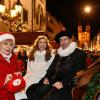 Geschenke und Glühwein im Lichterschein