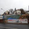 Außer einem großen Loch im Hang ist an der Baustelle bislang wenig zu sehen. Die Bauherren warten auf die Prüfstatik und Emissionsprüfungen. 