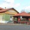 Die Ruhe auf dem Foto trügt: In der Bürgerversammlung wurden wiederholte Ruhestörungen, Verunreinigungen und Sachbeschädigungen durch Jugendliche am Bahnhofsplatz beklagt.
