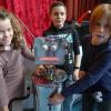 Hannah, Linus und Julius mit dem Friedensroboter "Friebo" - einer Schöpfung der AG Experimente aus dem Schulhort in Randersacker, der Friedensbotschaften von sich gibt - vorgestellt beim Lichterfest.