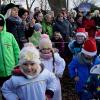 Immer eine besondere Freude für die Besucher der Wallburg-Weihnacht: Der Auftritt der Kindergartenkinder, die hier als Engelein und Wichtelchen das Christkind begleiteten.