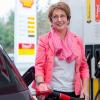 Erinnerungsfoto: Nach über 53 Jahren an der Tankstelle bedient Erika Eisner noch einmal wie in früheren Zeiten die Zapfsäule.
