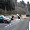 Die Feuerwehr reinigt die Straße. Die Feuerwehr reinigt die Straße.