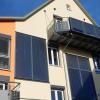 Nach Süden sind 35 Quadratmeter Solarkollektoren für Warmwasser und Heizung integriert.