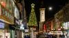 31 500 Euro kosten die sieben neuen Weihnachtsbäume in der Domstraße. Die Ladenbesitzer bleiben auf den Kosten sitzen, da sich einige großen Ketten nicht beteiligen. Manche befürchten, dass die weihnachtlichen Lichter in der Stadt bald ausgehen. 
