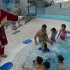 Gert Müller - dieses Mal als Nikolaus - leitete den Schwimmkurs für Flüchtlinge. In den zehn Unterrichtsstunden lernten die Teilnehmer aus Afghanistan und Syrien auch ihre Ängste zu überwinden. 