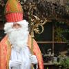 Ralf Fürböter aus Homburg liest im Kindergarten Homburg am 6. Dezember als Nikolaus Geschichten vor.