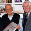 Agnes Haas und Werner Keppner gratulierten Heinzpeter Vetter (Mitte) seitens des Phönix-Vorstandes zum 90. Geburtstag.