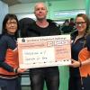 Scheckübergabe im Injoy-Fitnessstudio: 5269,34 Euro wurden heuer beim siebten "Indoor-Cycling" erlöst. Kursleiterin Ursula Leupold (links) und Fitnesstrainerin Belinda Löw (rechts) überreichten den Symbolscheck hier dem Vertreter des Vereins "Herzkind e.V.", René Oddoy. 