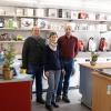 Ein größeres Ladengeschäft hat die Firma Elektro-Weisensel 60 Jahre nach ihrer Gründung bezogen: (von links) Firmeninhaber Herbert Weisensel mit Frau Sylvia und Sohn Jan.