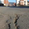 Sieht in vielen Bereichen ähnlich aus, wie auf diesem Foto: Der schlechte Zustand der Ulrich-Herold-Straße in Trennfeld.
