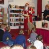Eine große Überraschung erlebten die Kinder in der Stadtbibliothek. Der Nikolaus persönlich kam vorbei und brachte jedem ein kleines Geschenk. Mit den  Kindern freute sich auch Doris Pfaff, die vorher eine schöne Geschichte vorgelesen hatte.