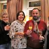 Das Restaurant "Rokoko" im Hotel "Weißes Lamm" hat neue Wirtsleute. Es sind Sadik Mezdi, genannt Nino und seine Frau Veronika Mezdi-Donov (2. und 3. von rechts). Die Neueröffnung feierten mit ihnen die Geschwister (von rechts) Heike Prescher und Andrea Mehlig. Links Andrea Mehligs Lebenspartner André Benkert.