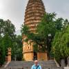 Während seines Aufenthalts in China bereiste Achim Höfling auch das Land und besuchte dabei eindrucksvolle Denkmäler. Im Foto ist die Pagode des Songyue-Tempels zu sehen. Diese befindet sich auf dem Gebiet der Stadt Dengfeng in der chinesischen Provinz Henan. Während seines Aufenthalts in China bereiste Achim Höfling auch das Land und besuchte dabei eindrucksvolle Denkmäler. Im Foto ist die Pagode des Songyue-Tempels zu sehen. Diese befindet sich auf dem Gebiet der Stadt Dengfeng in der chinesischen Provinz Henan.