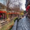 Lijiang in der Provinz Yunnan wird nicht umsonst als "Stadt am schönen Fluss" bezeichnet. Hier wird das "alte" China lebendig. Lijiang in der Provinz Yunnan wird nicht umsonst als "Stadt am schönen Fluss" bezeichnet. Hier wird das "alte" China lebendig.