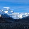 Im wahrsten Sinne des Wortes ein "Highlight" war der Besuch des Basislagers in Tibet. Im Hintergrund ist der majestätische, Wolken gekrönte Mount Everest zu sehen. Mit seinen 8 848 Metern ist er der höchste Berg der Welt. Im wahrsten Sinne des Wortes ein "Highlight" war der Besuch des Basislagers in Tibet. Im Hintergrund ist der majestätische, Wolken gekrönte Mount Everest zu sehen. Mit seinen 8 848 Metern ist er der höchste Berg der Welt.