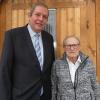 Dritter Bürgermeister Joachim Türke (links) gratulierte dem Oberthereser Ludwig Hahn zum 90. Geburtstag.