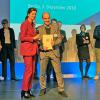 Professor Dr. Jürgen Hartmann, Vize-Präsident Forschung an der FHWS, nahm die Förderurkunde von Sabine Hepperle vom Bundesministerium für Wirtschaft und Energie im Berliner Futurium entgegen.