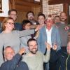Alle Finger auf Katja Wagner-König: Bei der Aufstellungsversammlung der Freien Wähler Hafenlohr-Windheim haben die Anwesenden ihre Bürgermeisterkandidatin nominiert.