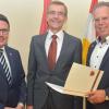 Erster Landesbeamter Christoph Schauder (links) und Landrat Reinhard Frank (rechts) wünschten dem neuen Leiter des Veterinäramtes, Dr. Helmut Stoffel, viel Freude und Erfolg bei seiner Arbeit.