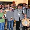 Die Gewinner beim Vereinspokalschießen und beim Königsschießen: mit dem neuen Schützenkönig Raphael Gerhard (Mitte, mit Königskette) und Schützenmeister Klaus Küber (hinten, Sechster von links).
