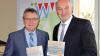 Thomas Rützel, Kreisrat und ehemaliger Bürgermeister von Greußenheim, überreichte Landrat Eberhard Nuß sein neu erschienenes Sachbuch „Die Geschichte der Juden in Greußenheim“.