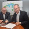 Bürgermeister Thomas Schreglmann (links) und Landrat Reinhard Frank freuen sich über die Unterzeichnung des Kaufvertrages für das Gelände der künftigen Straßenmeisterei Külsheim.