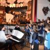In der lebhaften Inszenierung des Stücks "Wenn Engel singen" bei der HeidelbergCement-Weihnachtsfeier in Lengfurt gab es ein Wechselspiel zwischen den Szenen auf der Bühne und den Liedern, die Judith Hock (Klavier) und Band (Marian und Luka Willms, Levi Simons) und der Chor vortrugen.