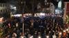 Dicht gedrängt standen die Besucher des 10. Großen Wittighäuser Weihnachtsmarktes rund um den Dorfbrunnen bereits am Samstagabend