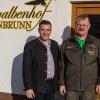 Thorsten Schwab und Reinhard Wolz (von links) vor dem neuen Hofladen.