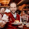 Biersommelier Georg Hiernickel führt durch die kulinarische Bierprobe der Würzburger Hofbräu im Brauerei Gasthof Alter Kranen.