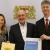 Kultusminister Michael Piazolo und Staatssekretärin Anna Stolz übergeben den ersten Förderbescheid im "DigitalPakt Schule" an den ersten Bürgermeister von Karlstadt, Paul Kruck.